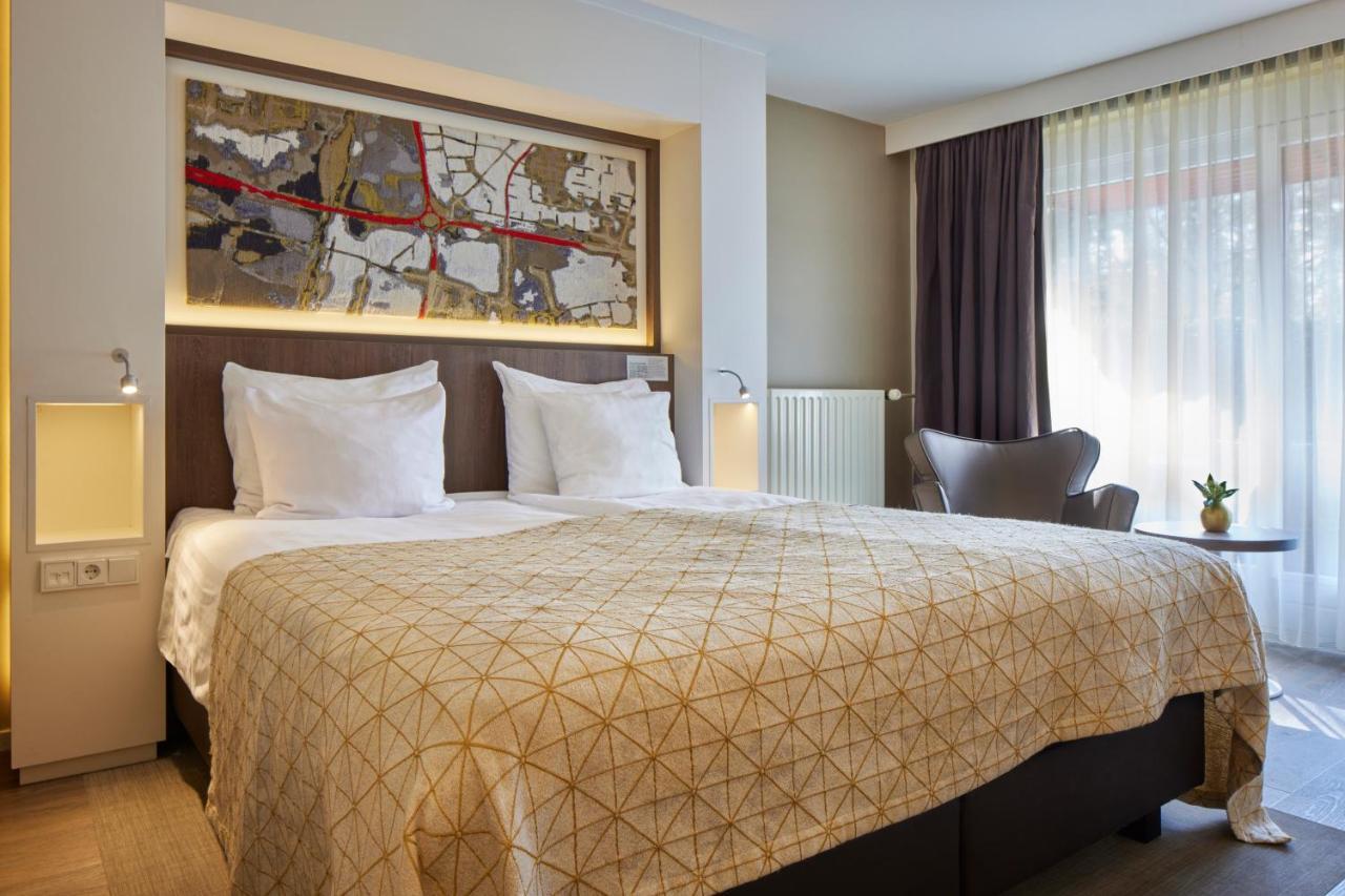 Auberge Du Bonheur Tilburg Bagian luar foto